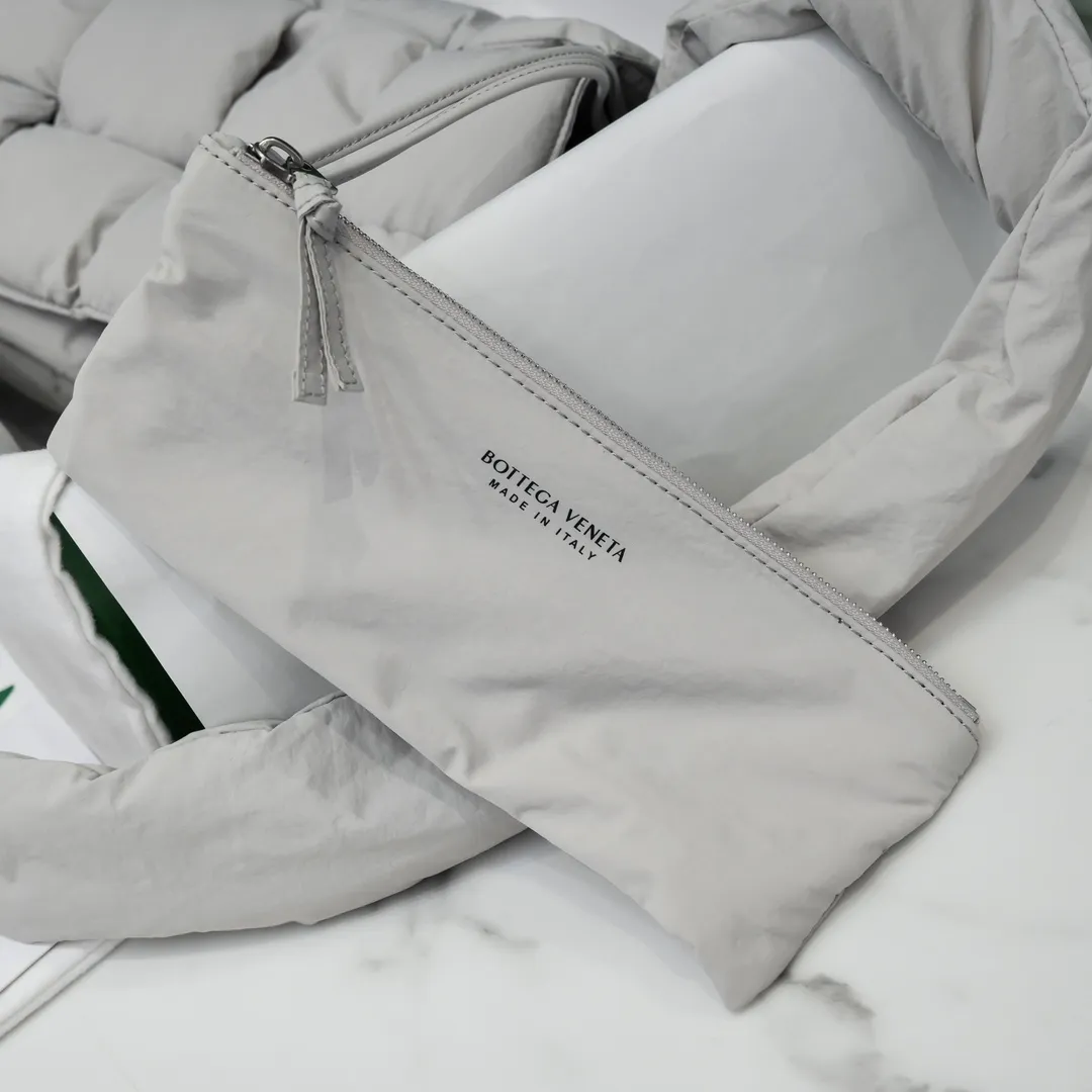 #𝐂𝐀𝐒𝐒𝐄𝐓𝐓𝐄 Nylon tofu tofu bag This Cassette is so cute, its cute appearance does not affect its practicality and the capacity is good! The fabric is low-key and very textured, suitable for daily wear with casual wear. The cross-woven design of the wide cloth is really stunning. The bag has a puffy shape and feels like a piece of tofu. It can be worn on one shoulder, cross-body or as a waist bag. You can also adjust the shoulder strap to the size of the bag under the armpit, so you can have it all! S30x15cm【8951#】